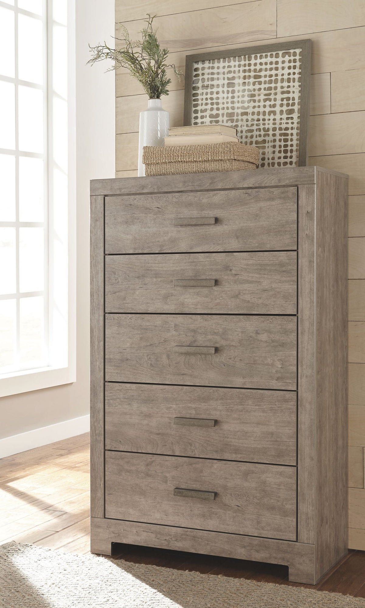 Culverbach - 6 Pc. - Dresser, Mirror, Chest, Queen Panel Bed, 2 Nightstands - Gray