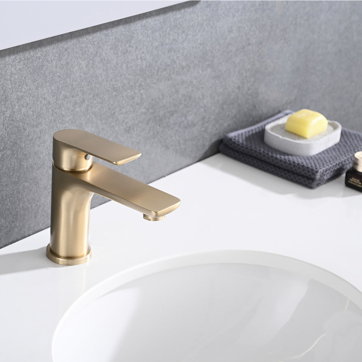 Modern Bathroom Sink Faucet Single Handle Brass Countertop Mount